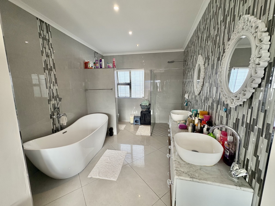 5 Bedroom Property for Sale in Parklands North Western Cape